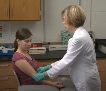 Лечение зависимости от аптечных препаратов в Сургуте Врач делает инъекцию пациентке